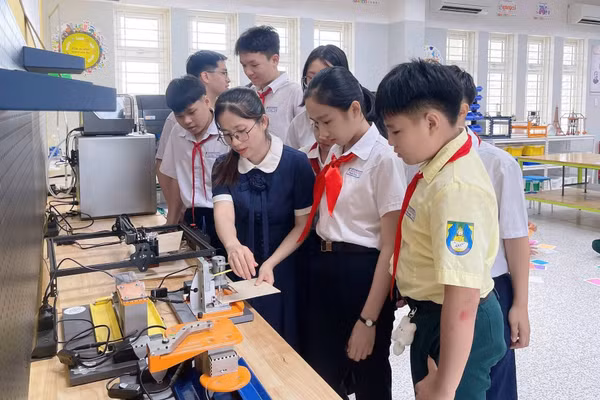 Một buổi sinh hoạt của CLB STEM Trường THCS Trưng Vương. Ảnh: PV