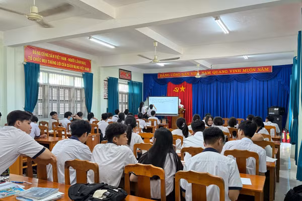 Giờ học tại Trường THPT Nguyễn Huệ (Vĩnh Long).