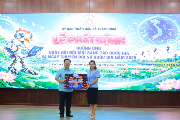 Đại diện iSMART Đồng Tháp trao tặng học bổng công nghệ cho đại diện UBND xã Tràm Chim.