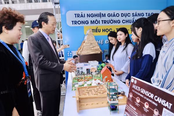Thứ trưởng Thường trực Phạm Ngọc Thưởng tham quan khu trưng bày tại địa điểm tổ chức Cuộc thi nghiên cứu khoa học, kỹ thuật cấp quốc gia dành cho học sinh THCS, THPT năm học 2025-2026. 