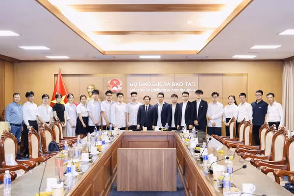 Bộ GD&ĐT gặp mặt, động viên đoàn cán bộ và học sinh tham dự ISEF 2026.