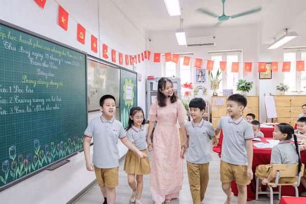 Cô trò Trường Tiểu học Công nghệ giáo dục Hà Nội Alpha CGD.