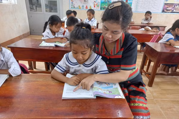 Cô trò Trường Tiểu học - THCS A Xing, xã Lìa, Quảng Trị.