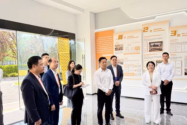 Thứ trưởng Lê Quân cũng đoàn công tác thăm Đại học Kỹ thuật nghề Hàng Châu.
