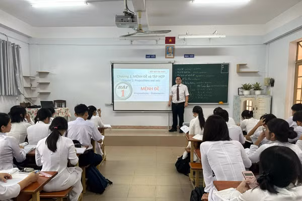 Thầy Vũ Ngọc Hoà trong giờ dạy Toán bằng tiếng Anh.