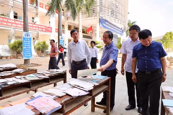 Bộ trưởng Bộ GD&ĐT Nguyễn Kim Sơn và đoàn công tác của Bộ GD&ĐT thăm, tặng quà các cơ sở giáo dục tại Thái Nguyên bị ảnh hưởng bởi bão số 11.