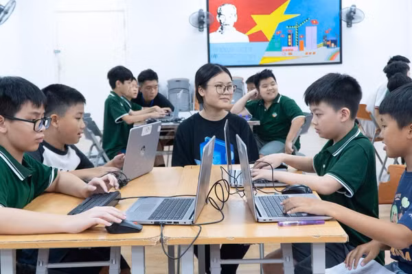 Học sinh Trường Liên cấp Tiểu học & THCS Ngôi Sao Hà Nội trải nghiệm hoạt động học tập trên nền tảng số.