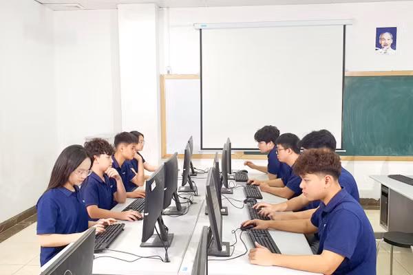 Học sinh Trường THPT Ban Mai (Hà Nội) trong giờ Tin học.