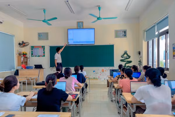 Tập huấn hồ sơ, sổ sách điện tử, học bạ số tại Trường Tiểu học Bách Quang (phường Bách Quang, Thái Nguyên). Ảnh: website nhà trường.