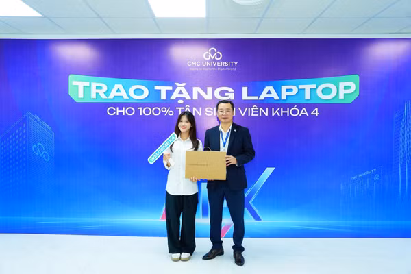 Trường Đại học CMC trao tặng laptop cho tân sinh viên.