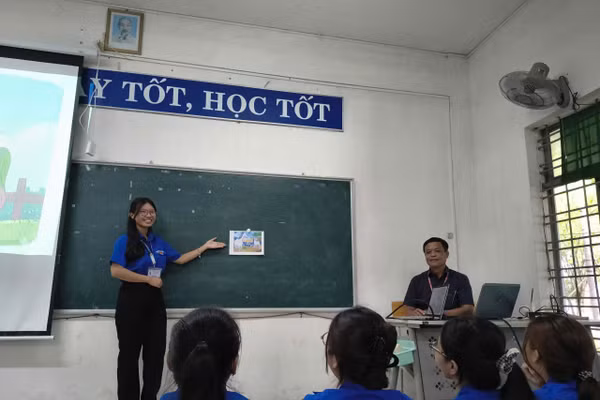 NGƯT Tô Ngọc Sơn trong giờ dạy tại Trường ĐH Đồng Tháp.
