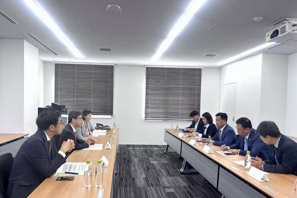 Thứ trưởng Bộ GD&ĐT Việt Nam Lê Quân trao đổi với Thứ trưởng Bộ Giáo dục, Văn hóa, Thể thao, Khoa học và Công nghệ Nhật Bản (MEXT) Mochizuki Tadashi.