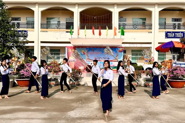 Trường PTDT nội trú THCS Tri Tôn (An Giang) tổ chức hoạt động chào mừng Tết cổ truyền Chol Chnam Thmay của đồng bào dân tộc thiểu số Khmer. Ảnh: Báo An Giang.
