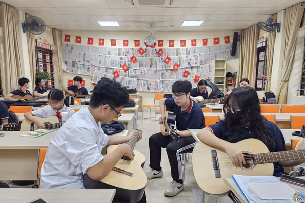 Học sinh Trường THCS&THPT Sư phạm tham gia CLB Guitar.