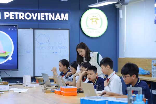 Học sinh Trường THCS Tây Mỗ (Hà Nội) học trong phòng thí nghiệm STEM.