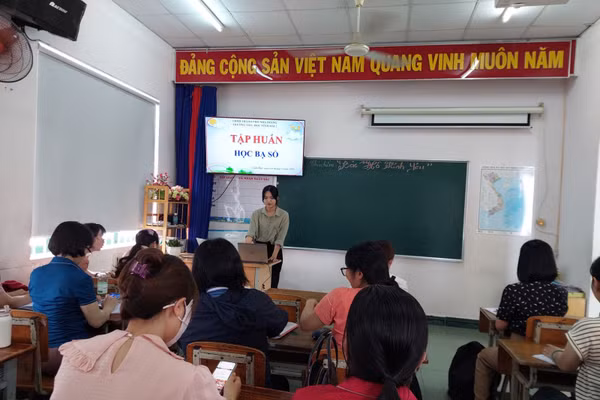 Tập huấn sử dụng học bạ số tại Trường Tiểu học Vĩnh Hải 2, Khánh Hòa.