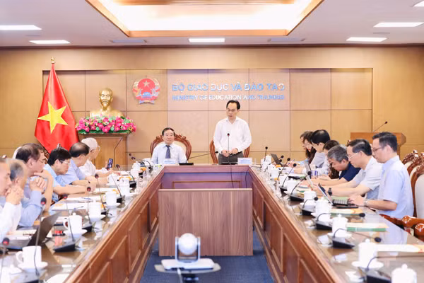 Bộ trưởng Hoàng Minh Sơn làm việc với Hội Cựu giáo chức Việt Nam.