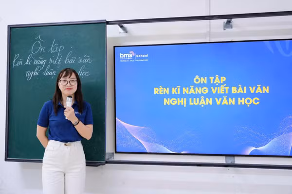 Cô Nguyễn Thị Hải – giáo viên Trường Tiểu học, THCS và THPT Hồng Đức (Hưng Yên) trong giờ Ngữ văn.