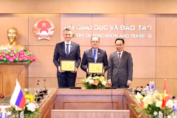 Bộ GD&ĐT trao Kỷ niệm chương 'Vì sự nghiệp giáo dục' cho 5 cán bộ Liên bang Nga