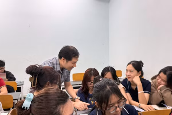 Tiến sĩ Nguyễn Minh Giám trong tiết giảng dạy tại Khoa Sư phạm, Trường Đại học Thủ Dầu Một.