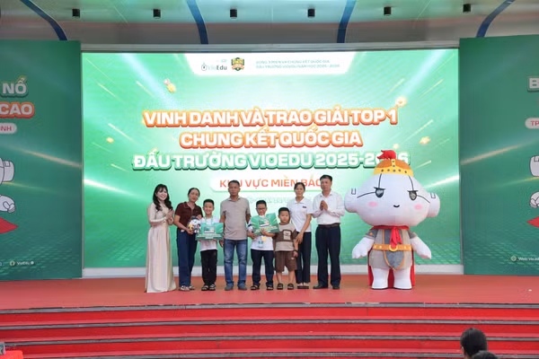 Các thí sinh đạt top 1 toàn quốc được vinh danh tại miền Bắc.