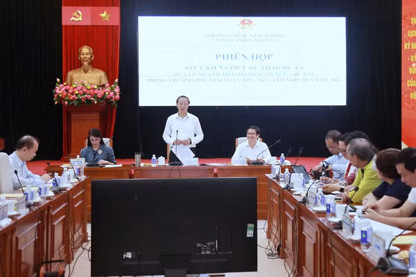 Thứ trưởng Thường trực Bộ GD&ĐT Phạm Ngọc Thưởng chủ trì phiên họp.