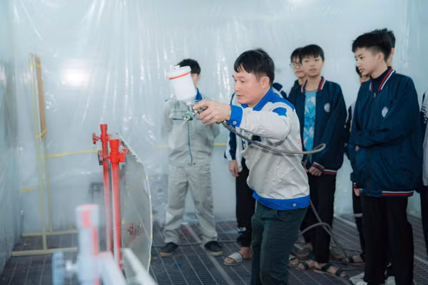 Hướng dẫn học sinh thực hành tại Trường Trung cấp nghề Giao thông công chính Hà Nội.