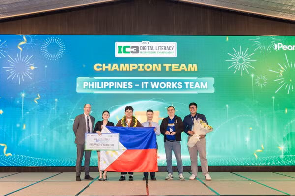 Đại diện Bộ GD&ĐT và Tập đoàn Pearson - Certiport trao giải Nhất toàn đoàn cho đội tuyển Philippines.