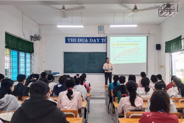 NGƯT. ThS. Tô Ngọc Sơn rèn kỹ năng đọc diễn cảm cho sinh viên Sư phạm Tiểu học tại Trường Đại học Đồng Tháp.