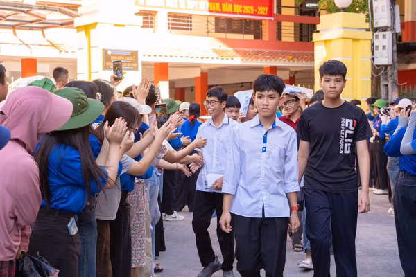 Thí sinh hoàn thành Kỳ thi tuyển sinh vào lớp 10 của Trường THCS và THPT Sư phạm (trực thuộc Trường ĐHSP Hà Nội 2).