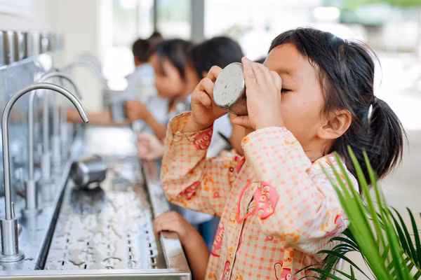 ‘Nước sạch cho em’ đến Ea Bar: Tiếp nối nguồn lực chăm lo điều kiện học đường