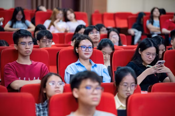 Chương trình FPT Leader Talk 2026 thảo luận về tác động của AI với nền kinh tế, nhu cầu tuyển dụng và những năng lực người trẻ cần chuẩn bị.