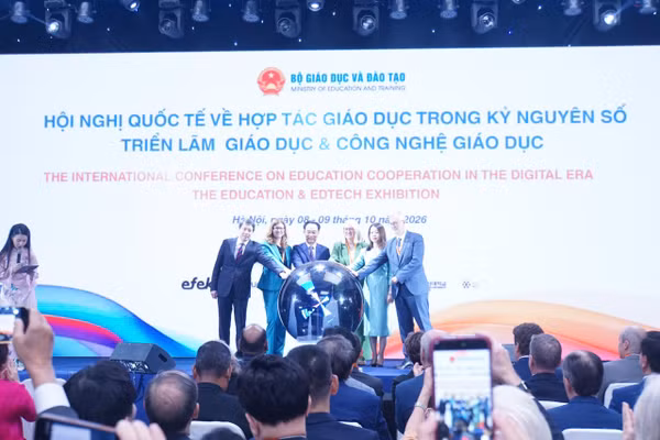 Bộ trưởng Hoàng Minh Sơn và các đại biểu thực hiện nghi thức khai mạc Triển lãm