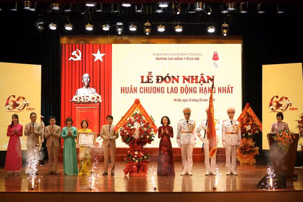 Trường Cao đẳng Y tế Hà Nội đón nhận Huân chương Lao động hạng Nhất.