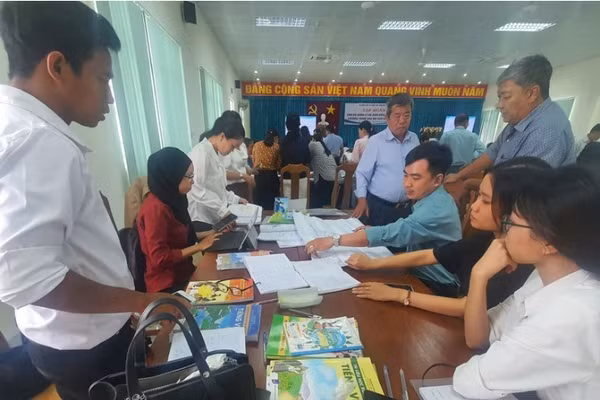Tập huấn công tác dạy và học Chương trình xóa mù chữ cho cán bộ quản lý và giáo viên tại tỉnh An Giang. Ảnh: Đức Duy.