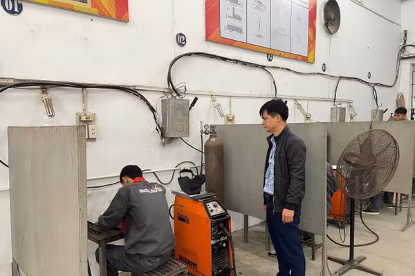 Dạy nghề tại Trường trung cấp nghề Giao thông công chính Hà Nội.