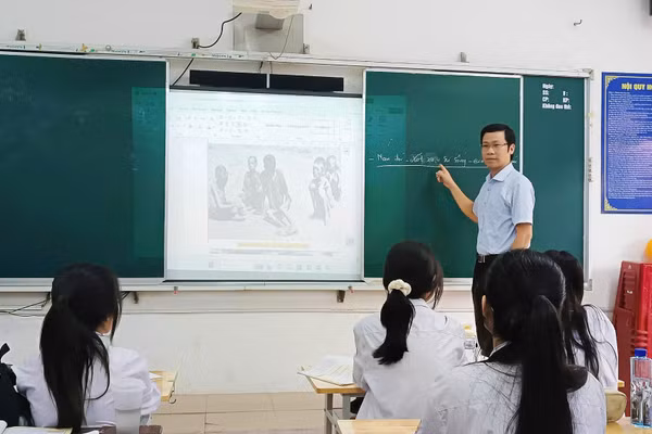 Thầy Nguyễn Tiến Lịch trong giờ dạy học.