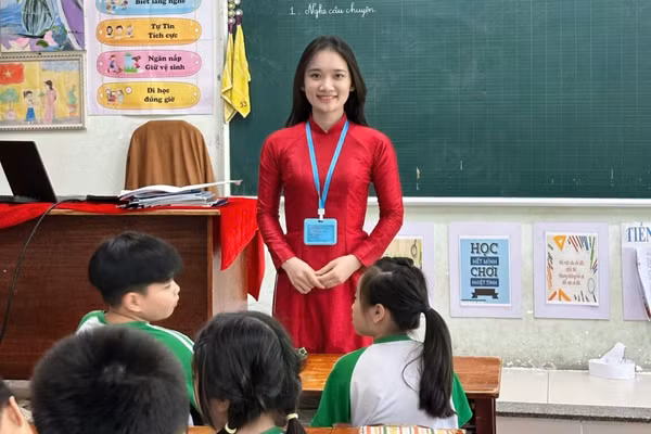 Sinh viên Trường Đại học Sư phạm – Đại học Đà Nẵng thực tập tại trường phổ thông.