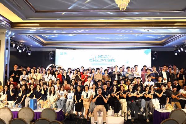 200 tân sinh viên tiêu biểu hội tụ tại hoạt động chào đón tân sinh viên năm học 2025-2026.