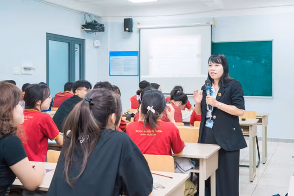 TS. Cù Ngọc Phương trong giờ dạy tại Trường ĐH Nguyễn Tất Thành.