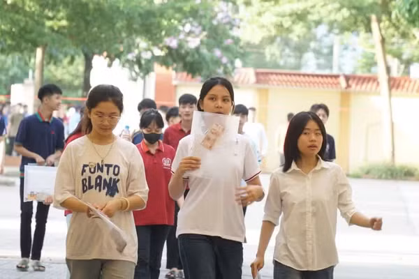 Thí sinh thi tuyển sinh vào lớp 10 năm 2025. Ảnh: Hồ Lài.