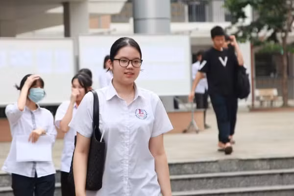 Thí sinh dự thi vào lớp 10 tại Hà Nội. Ảnh: Vân Anh.