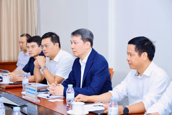 Thứ trưởng Phạm Quang Hưng và đại diện một số đơn vị thuộc Bộ tại buổi làm việc.