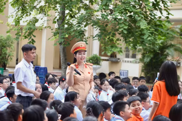 Học sinh được tuyên truyền về an toàn giao thông với hình thức mới mẻ.