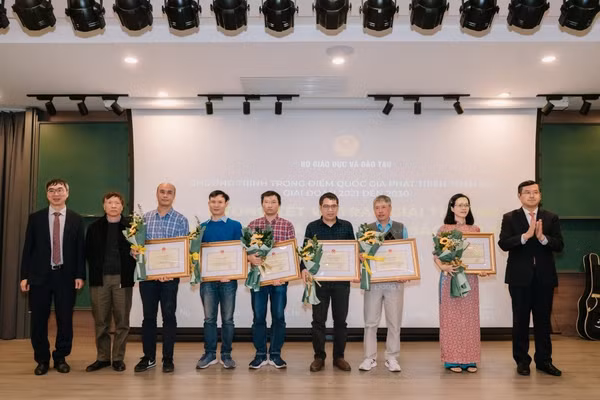 Trao giải cho các tác giả có công trình đoạt giải Nhất Giải thưởng công trình toán học xuất sắc năm 2023.