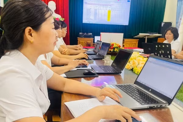 Giáo viên tỉnh Thái Nguyên tập huấn triển khai học bạ số.