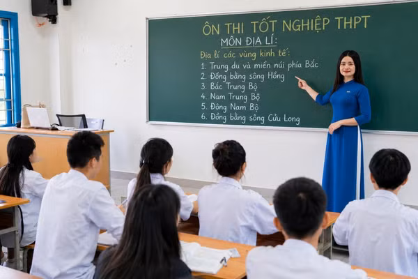 Cô Phạm Thị Duyên hướng dẫn học sinh ôn tập môn Địa lí.