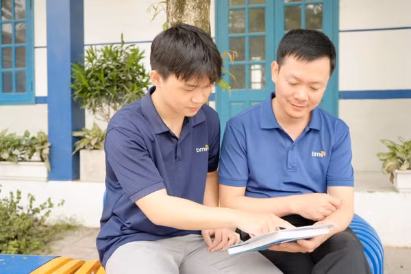 Thầy Vũ Văn Cương hướng dẫn học sinh ôn tập môn Tiếng Anh.