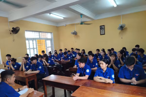 Giờ học Địa lí tại Trường THPT Hương Vinh.