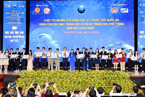 Trao giải Nhất cho 12 dự án dự thi nghiên cứu khoa học, kỹ thuật cấp quốc gia học sinh THCS và THPT năm học 2024-2025.